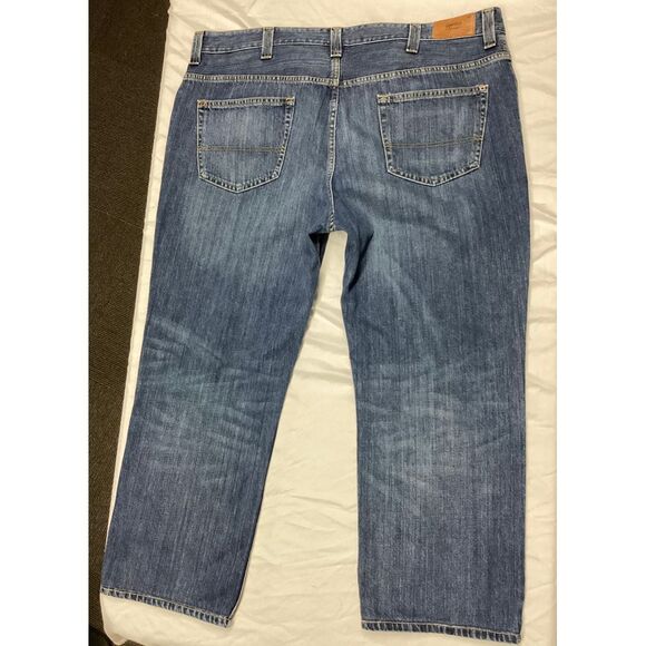 Tommy Hilfiger Classic Straight Leg Medium Wash Denim Jeans Casual Comfort - Picture 3 of 3